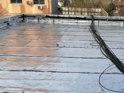 镇江市卫生间漏水维修公司分享下镇江市屋面楼顶防水刚性防水层施工要点。